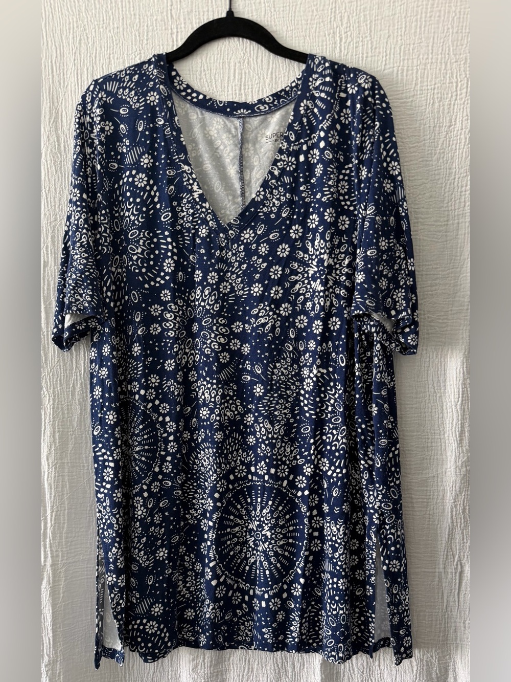 torrid Navy Blue & White Floral Medallion V-Neck Short Sleeve Top